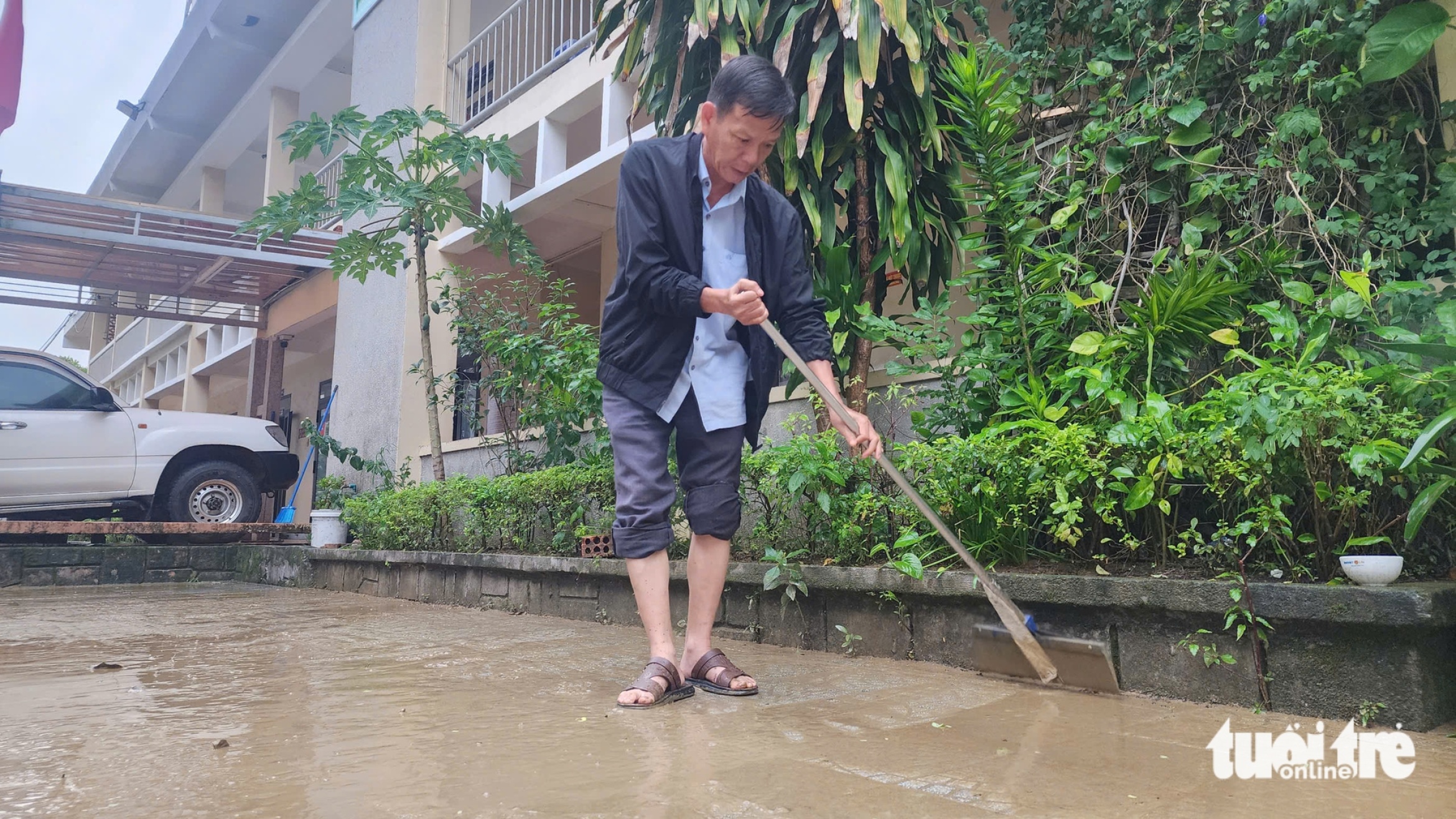 10月28日上午洪水:Thu Bồn河、Vu Gia河洪水缓慢下降,许多地区仍深陷淹没